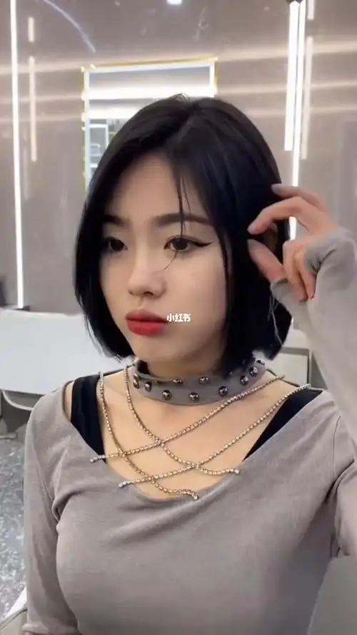 一刀切发型推荐超级瘦脸减龄发型高级感短发一刀切发型大型真香现场越