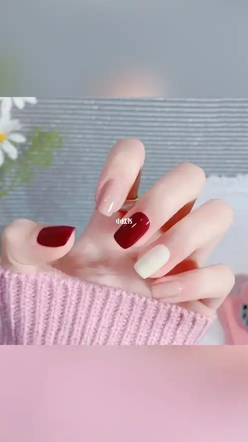 春夏简约跳色组合美甲款式