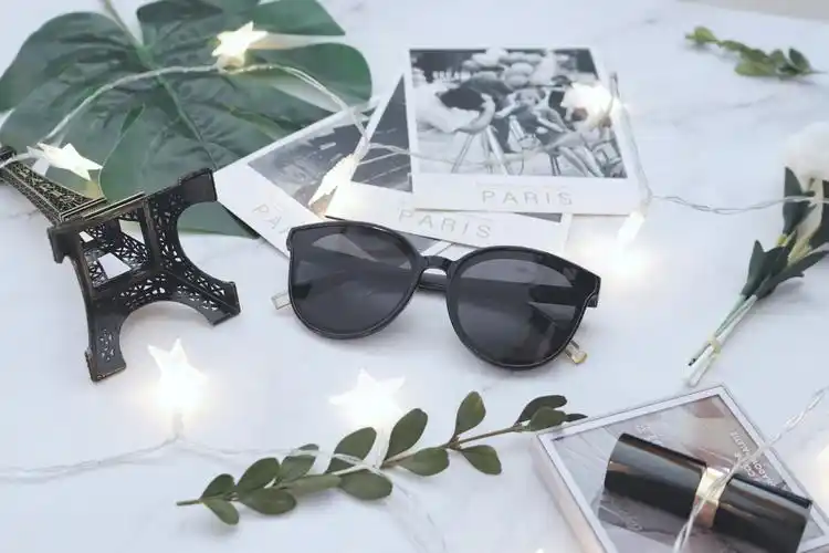 ins风墨镜样片有喜欢这种极简ins性冷淡风格的朋友吗反正我很喜欢