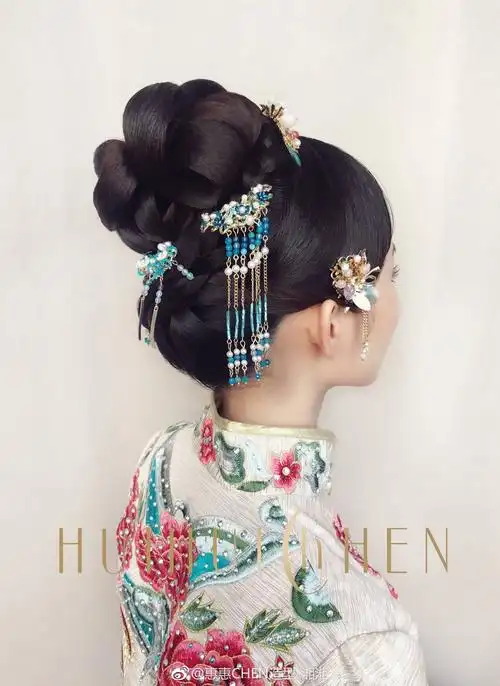 发型依旧简约大气,高发髻 饰品戴流苏颜色以服装搭配