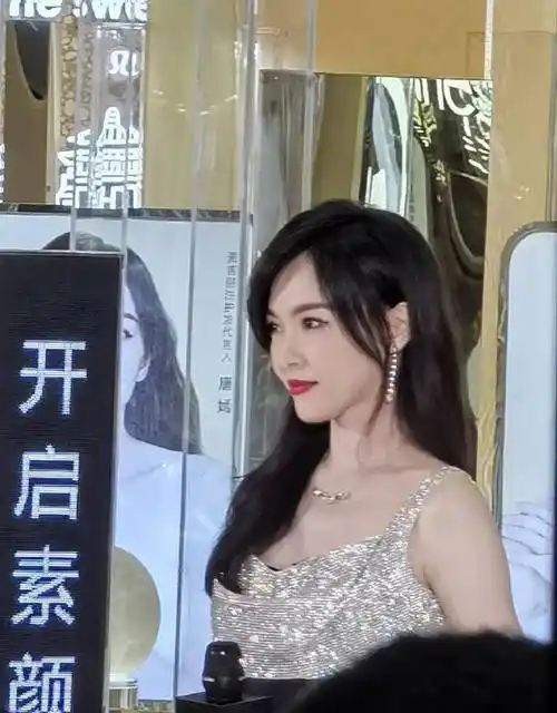 看到路人镜头下的唐嫣,才明白了普通人和明星的差距有多大!