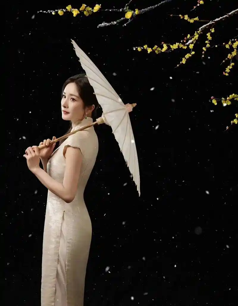 杨幂雪中撑伞美如画,新中式旗袍惊艳全场,谁的心巴没被戳中?