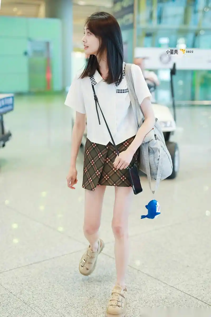 郑爽最近频繁营业,这组机场街拍看得出郑爽瘦的可怕,腿还是那么细,要