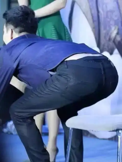 真没想到张艺兴是这样的在舞台露内裤一定有预谋的对不对