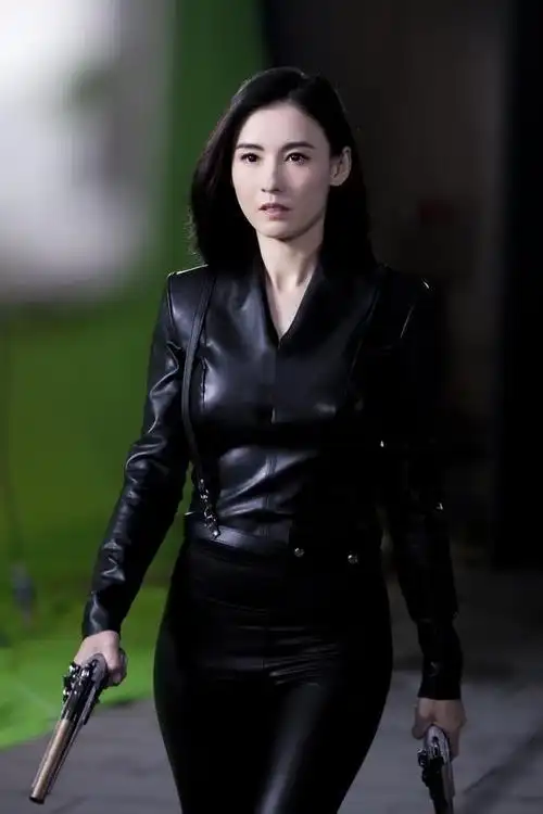 张柏芝最新舞台造型淡金色西装配长靴肌肤状态超减龄