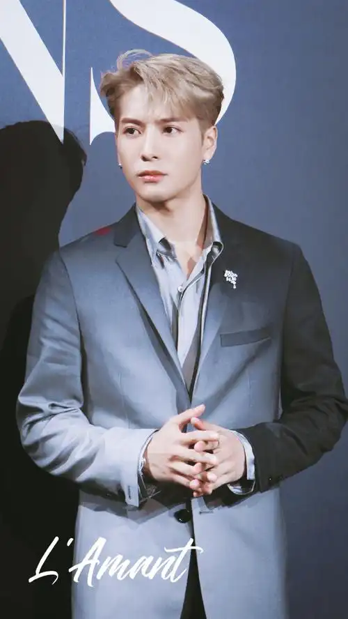 时尚芭莎年度派对##王嘉尔乌云灰渐变西装##王嘉尔lmly初舞台