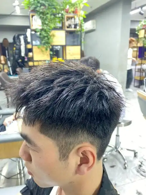 男生烫发夏天短发发型