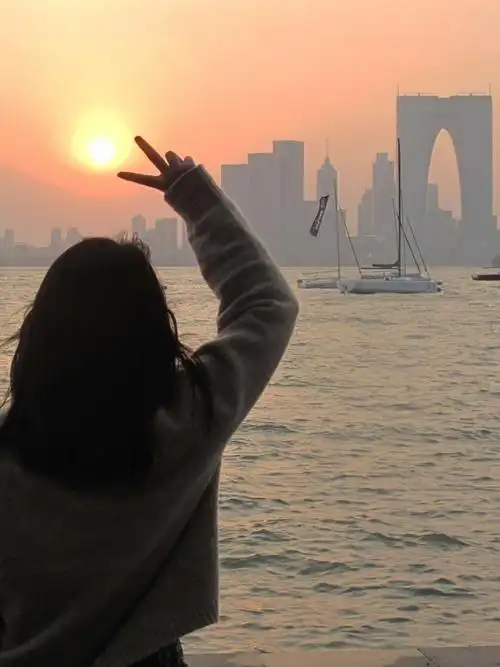 听了我的建议,小妹妹做了一个剪刀手.