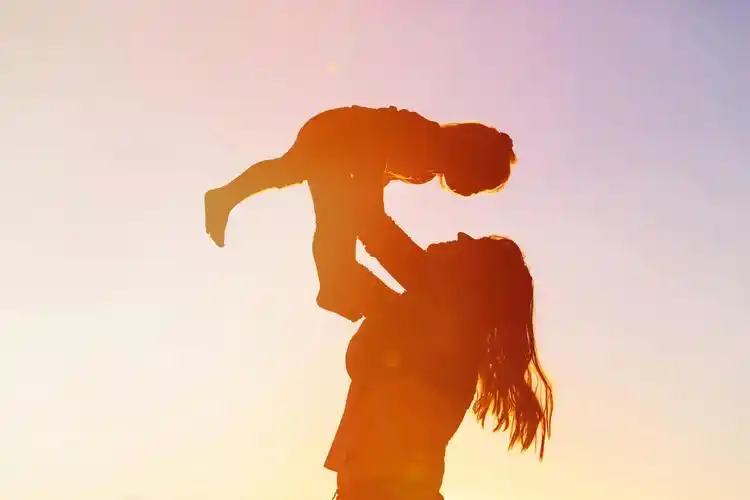 母亲和小女儿黄昏下的天空合影母亲节