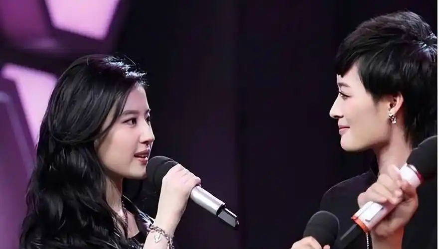 "高开低走"曾轶可:带头网暴公职人员毁前途,暧昧刘亦菲争议不断