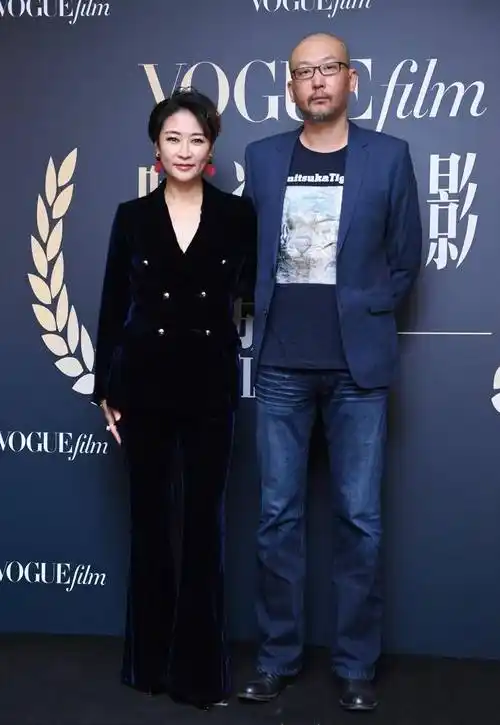 这出好戏在此告一段落,女明星也被追求者张博追到了手,不过两个人在