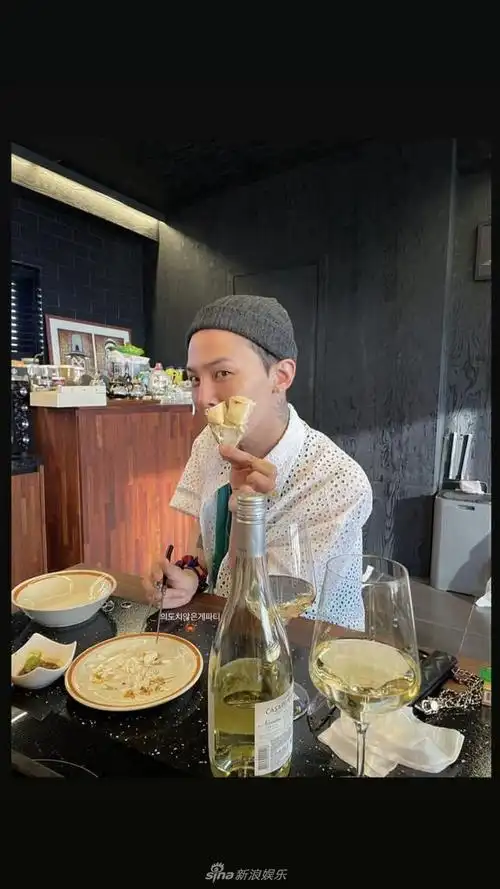 组图权志龙剪短发造型变清爽染新发色自拍晒照