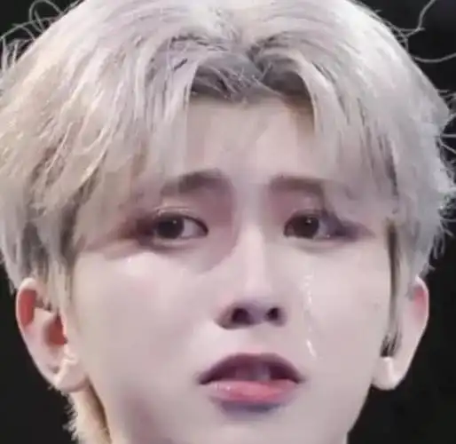 看到蔡徐坤流泪这一幕的网友纷纷感叹太好看了,真的比女生还要楚楚