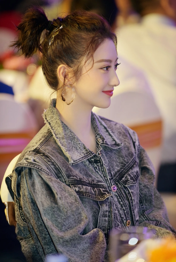 景甜:身穿牛仔外套配皮短裤又酷又美,笑容优雅大方让人着迷