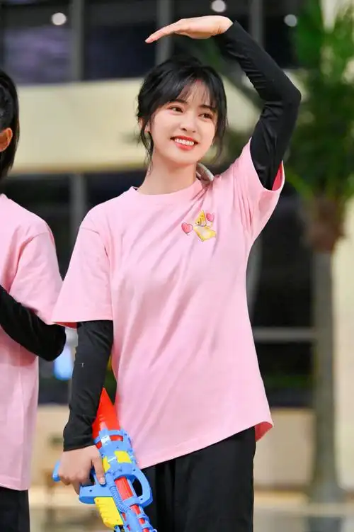 沈月脏辫白色长风衣造型##沈月脏辫剧照