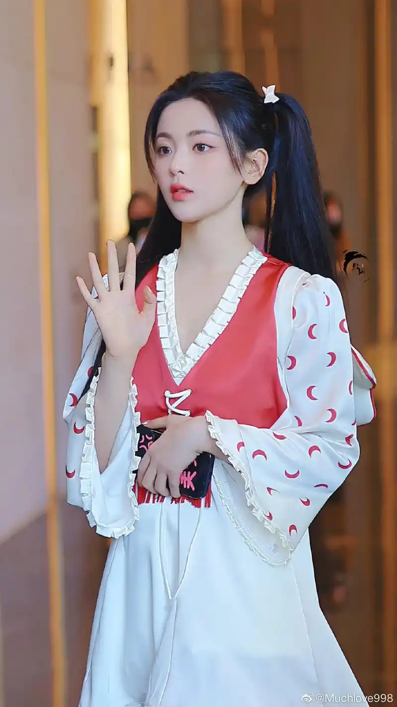 杨超越 "生活就该有阳光,有鲜花, - 抖音