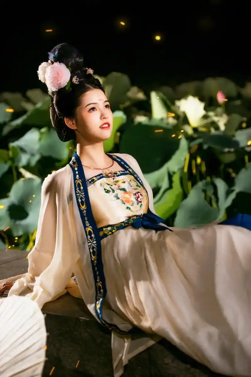 愿我如星君如月 夜夜流光相皎洁妆.#古风摄影 #月下美人 # - 抖音