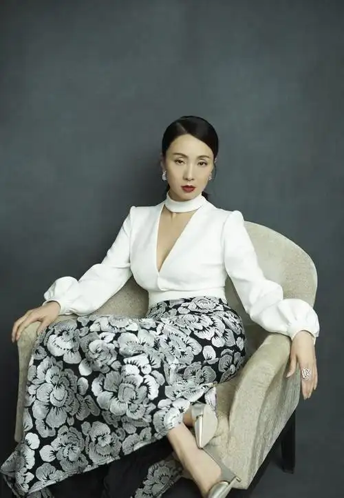 陶虹才是富贵花快50岁了不惧高清镜头穿豹纹怼脸拍也惊艳