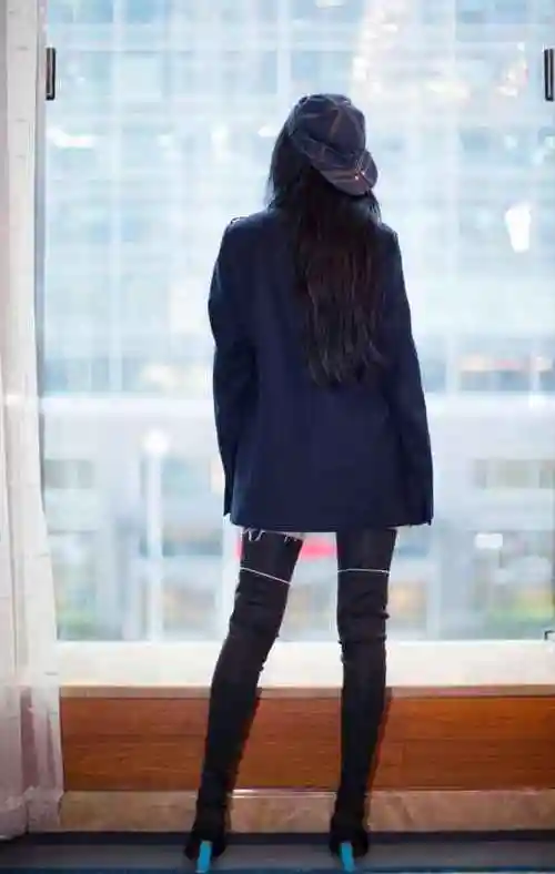 张馨予最新街拍过膝长靴花式秀长腿