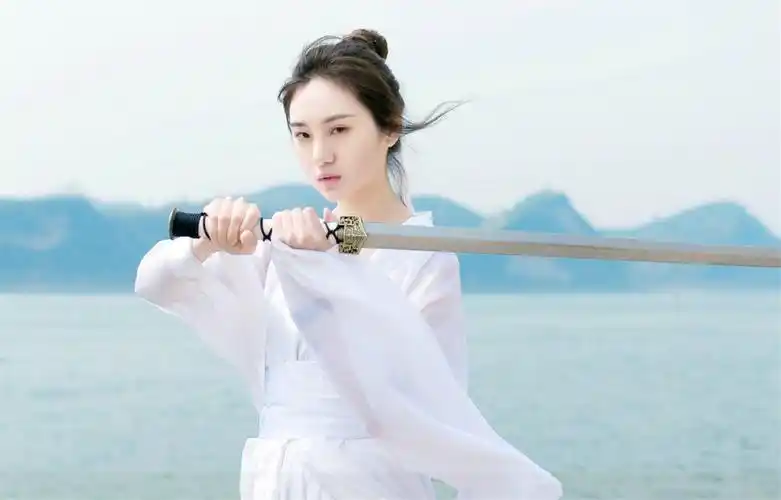 汉服美女持剑帅气写真电脑壁纸图片下载