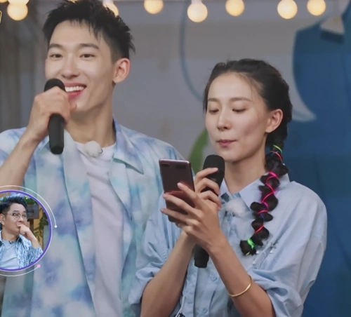 女儿3于家翊主动牵手张豆豆游戏时从背后搂住豆豆太甜了