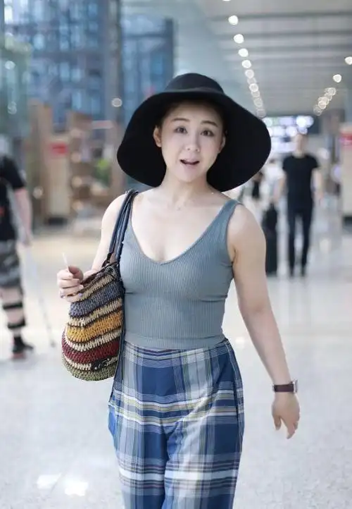 李小萌的肉感身材挺撩人,v领吊带配"擦地裤",饱满曲线难忽视