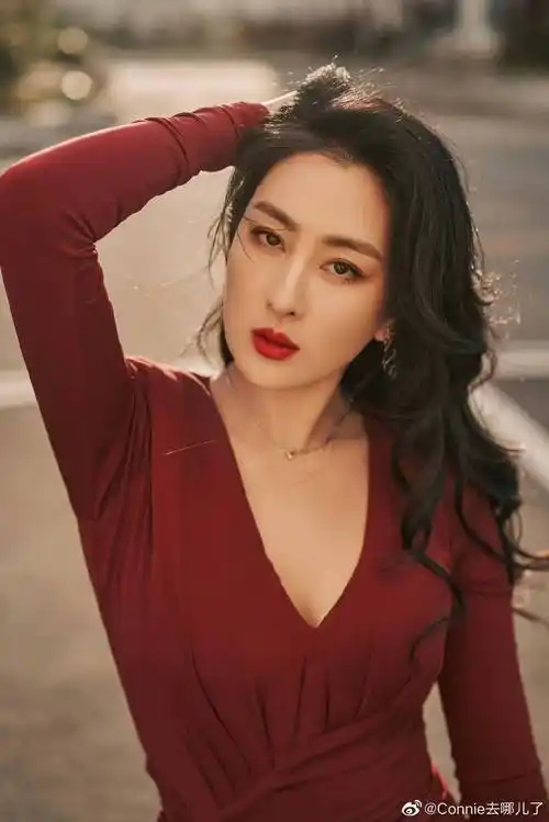 马苏身穿一袭红色深v衣裙,微微露出自己的事业线,美艳绝伦 – 爱读书