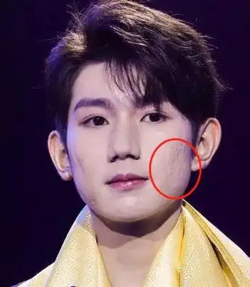 近日,王源现身米兰探店,有网友上传了王源在店内的生图和精修图对比.