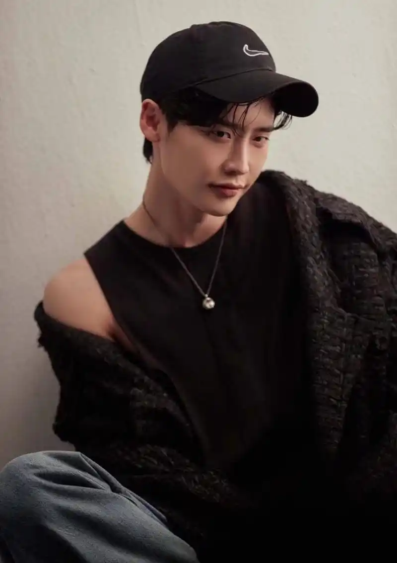 韩国初恋男神李钟硕胖成大馒头?脸颊圆润不见下颌线,比心显油腻