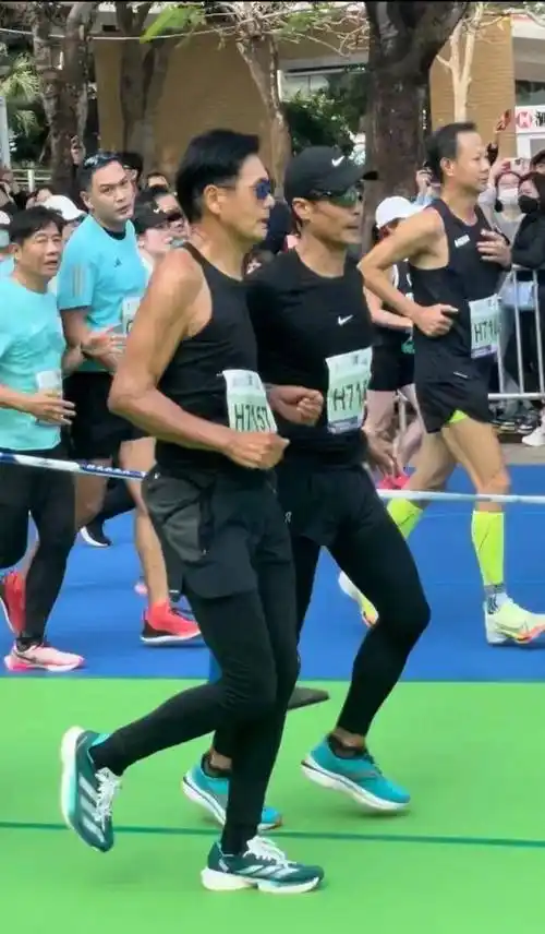 这周润发的手臂太可怕了!