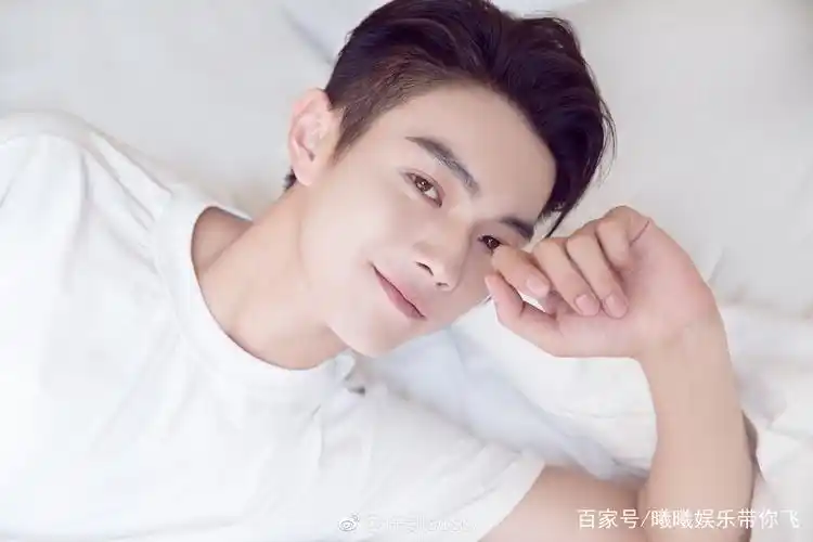 小鲜肉许凯竟吸烟,还是老烟枪!你会粉转路吗?