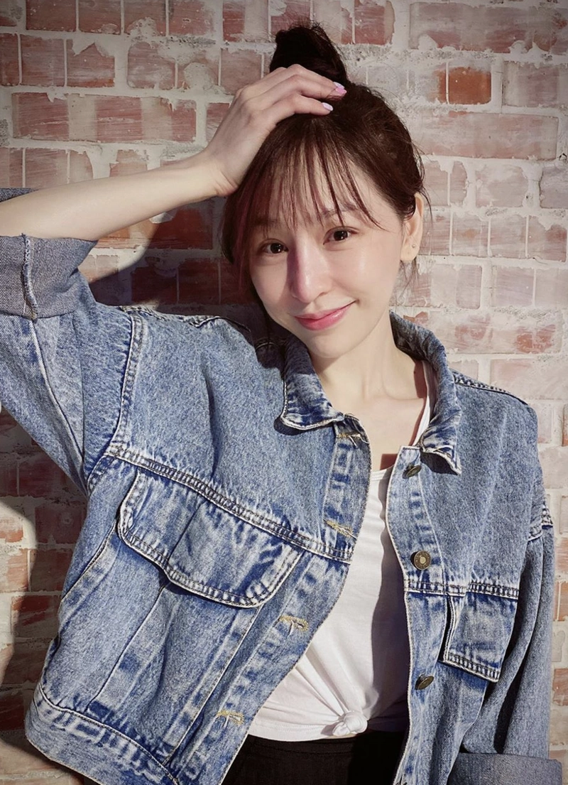 王心凌晒运动后素颜照扎丸子头浅笑少女感十足