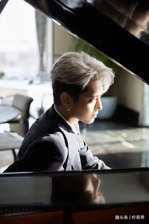 吴亦凡银发造型亮相太撩人,简直是撕漫男本人!