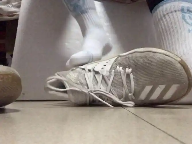 md,跑一半下雨 鞋子全湿了