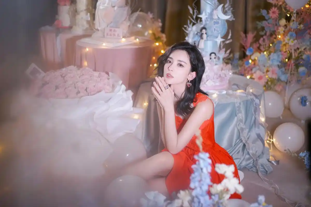 古力娜扎生日写真,红裙优雅,性感迷人