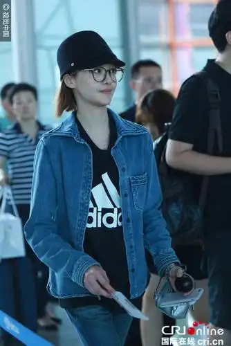 巴掌脸郑爽素颜逛街瘦如竹竿