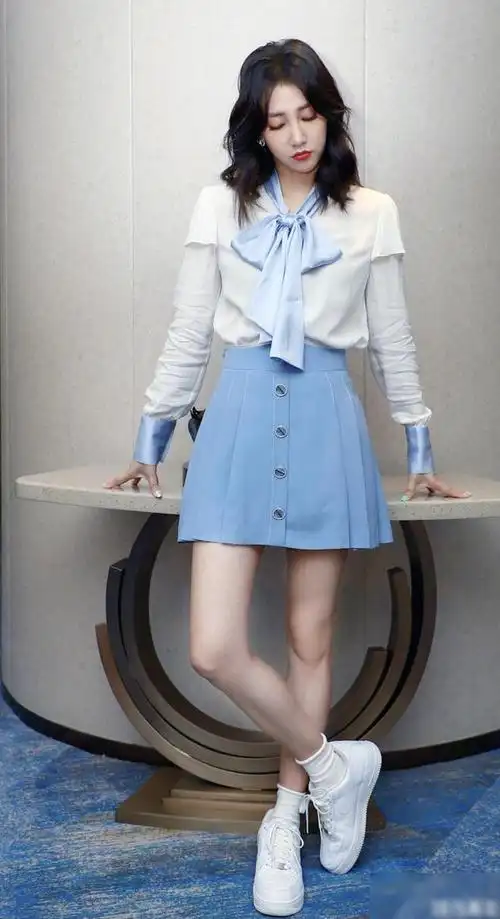 弦子太擅长自拍应网友要求示范自拍动作蓝色运动衣大秀美腿