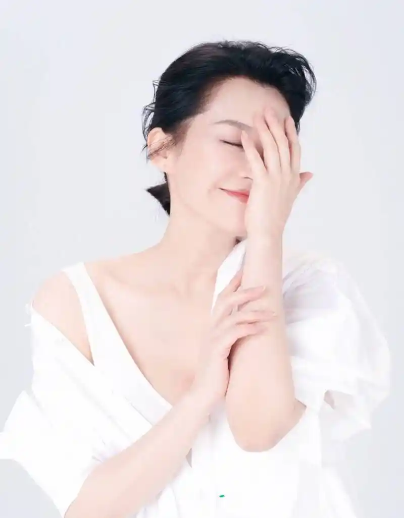 潇洒自在的许晴也被爱伤过,曾坦言:如果他还在,我可能会嫁给他