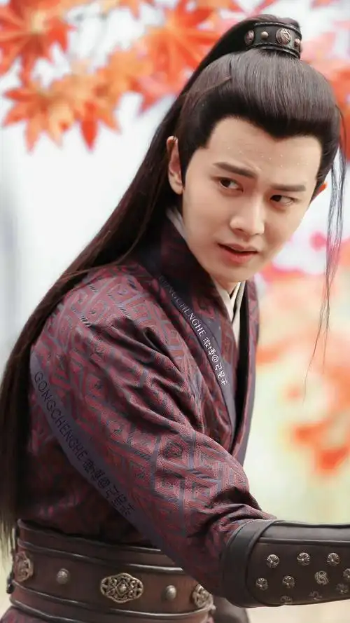 可以分享下任嘉伦的神仙照片吗,谢谢啦(ps:因锦衣之下入坑,超级喜欢