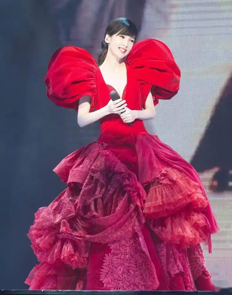 她的51岁秒杀多少人的21岁……周慧敏演唱会上的一组现场图曝光,现年