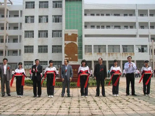 举行百年校庆纪念浮雕落成剪彩暨孔子塑像揭幕仪式 - 太湖朴初中学