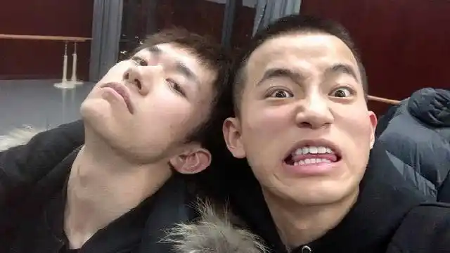 中戏18级期末合照曝光!易烊千玺素颜与舍友搞怪自拍