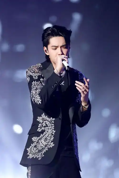 吴亦凡东方卫视跨年演唱会舞台图片