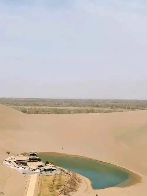 7815鸣沙山跟月牙泉是一个景点附近有很多可以租赁服饰的,可以