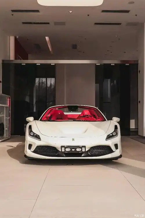 白色的法拉利f8外形如白雪公主内饰就是一团火热情奔放