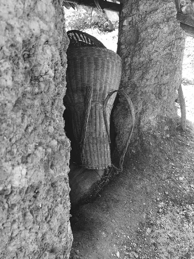 这组照片不能有色彩满是沧桑和悲凉的感觉大山深处摇摇欲坠的木屋孤独