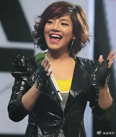 江映蓉签约天娱传媒,并在第二年发行了自己的首张音乐专辑《坏孩子》