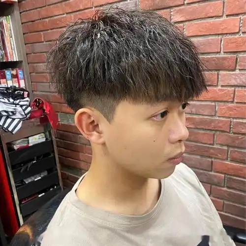 型男必备:精选男士烫发发型,每一款都很有型_美发