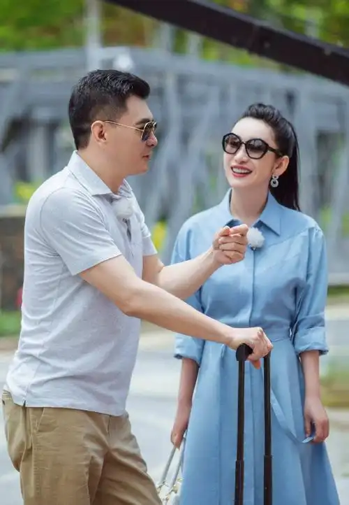 秦海璐王新军合体 上演亲亲抱抱举高高