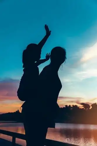 七彩柔和的天空日出, 宁静的背景.幸福的家庭一起共度时光.度假旅行